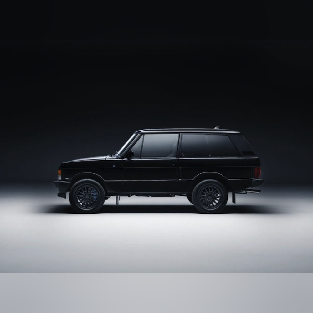 <p>限定10台のみ製作。Bishops Heritageによる完全リストアとBamfordのヴィンテージフォルムへの忠実な再現により、オリジナルの魅力を残しつつ革新を加えたデザイン。外観はLEDヘッドライトや18インチBowlerアロイホイール、ブラックトーンウィンドウなどでモダンに仕上げられている。</p>