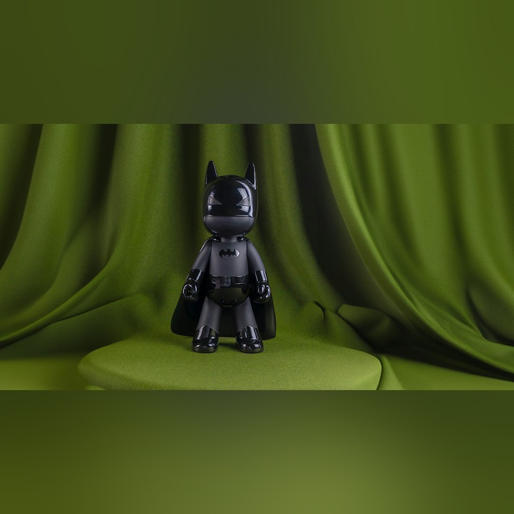 <p>高さ70cmのMediumサイズで展開。Super Popコレクションの特徴的なスタイリング。25cmのSmallサイズと併せて展開中。黒色カラーバリエーション。</p>