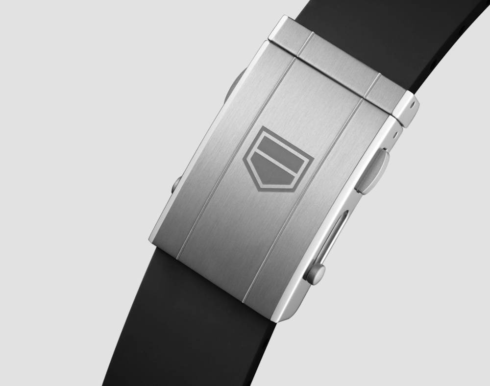 <p>ケース径 44mm。ブラックラバーストラップ一体型デザイン。プッシュボタンフォールディングクラスプ付き。無作為な日常での着用可能性を想定。</p>