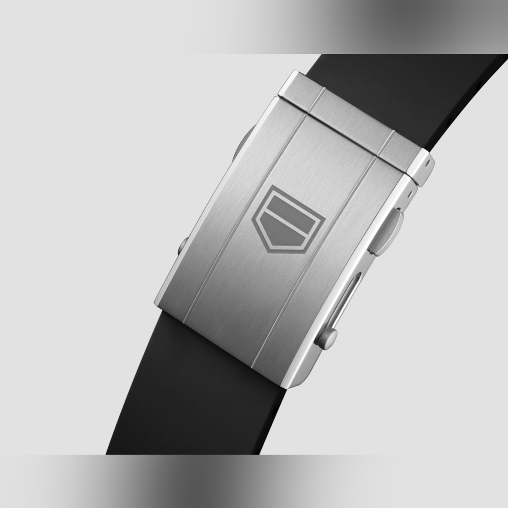 <p>ケース径 44mm。ブラックラバーストラップ一体型デザイン。プッシュボタンフォールディングクラスプ付き。無作為な日常での着用可能性を想定。</p>