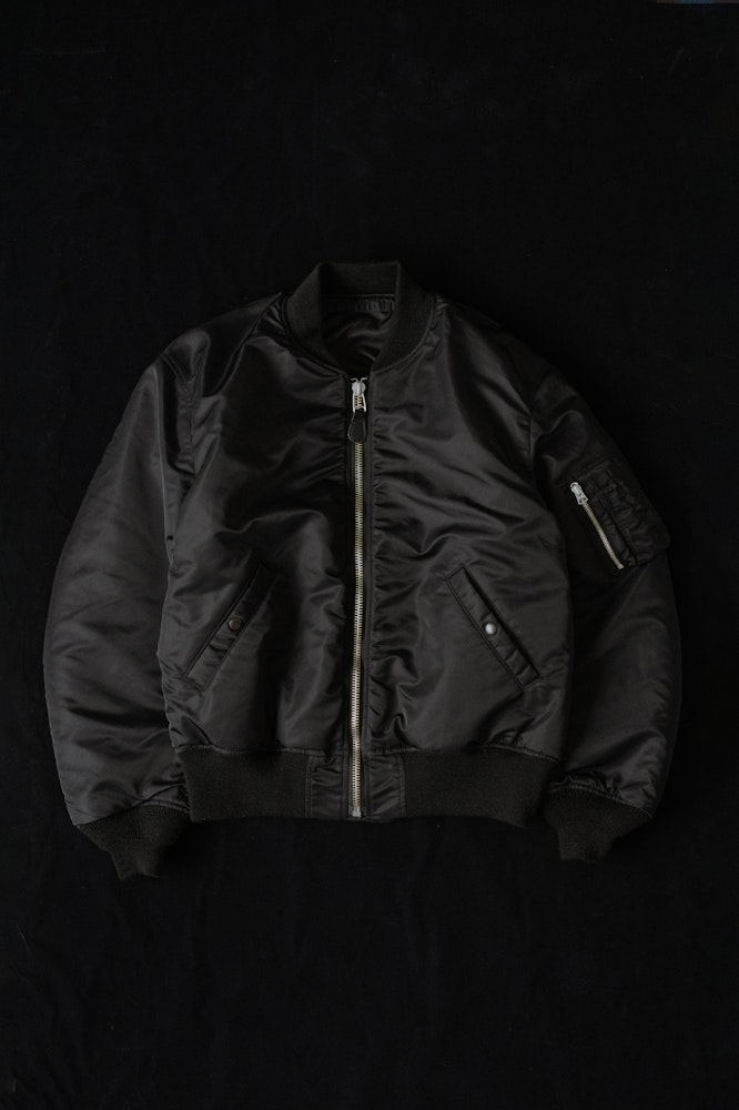 <p>1953〜1960年のMA-1をベースとしつつ、着丈短めのボックスシルエットを採用。動きやすく重ね着しやすい形状で、様々な日常スタイルに合わせられる。</p>