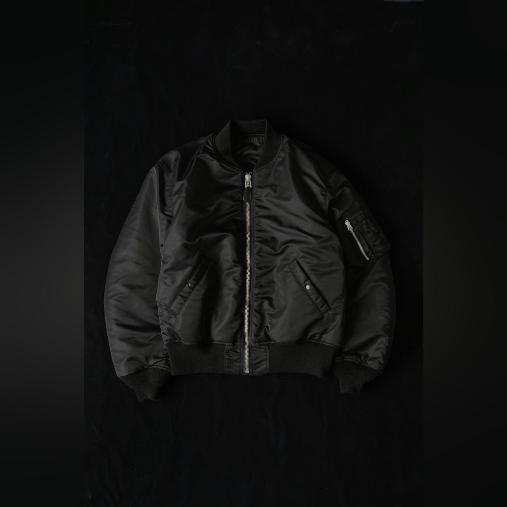 <p>1953〜1960年のMA-1をベースとしつつ、着丈短めのボックスシルエットを採用。動きやすく重ね着しやすい形状で、様々な日常スタイルに合わせられる。</p>