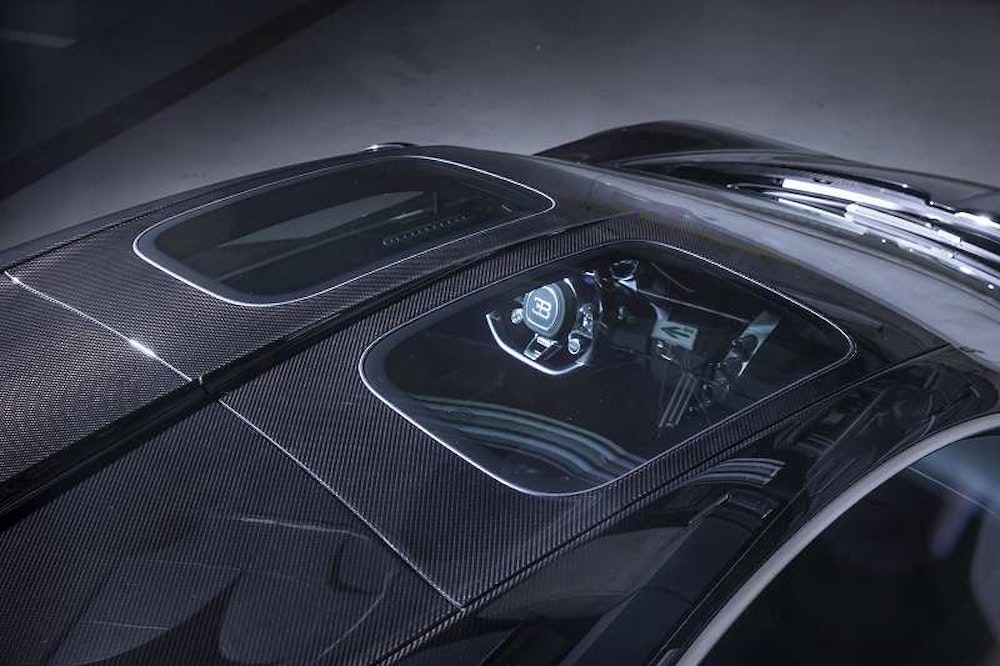 <p>8.0L W16エンジン搭載、最高出力1500hp、0-100km/h加速2.5秒、最高速度420km/h。圧倒的なパフォーマンスを誇るハイパーカー。</p>