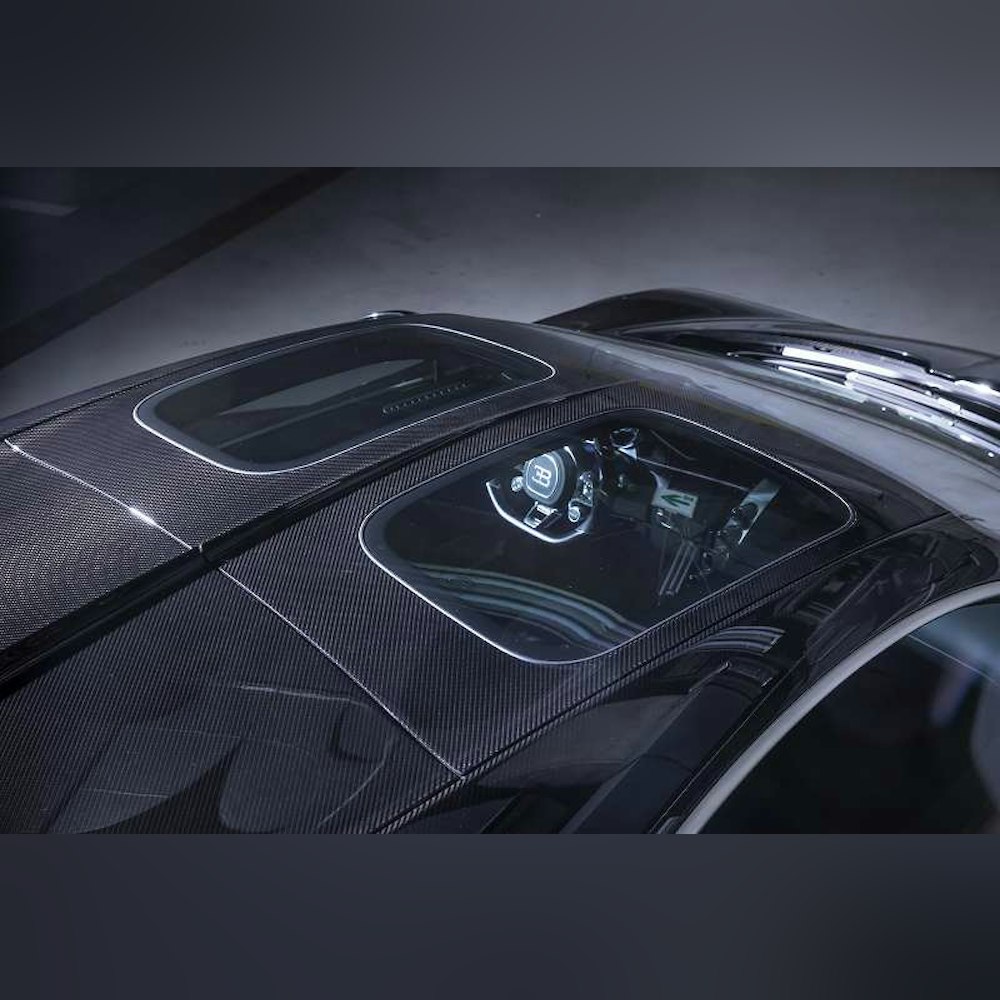 <p>8.0L W16エンジン搭載、最高出力1500hp、0-100km/h加速2.5秒、最高速度420km/h。圧倒的なパフォーマンスを誇るハイパーカー。</p>