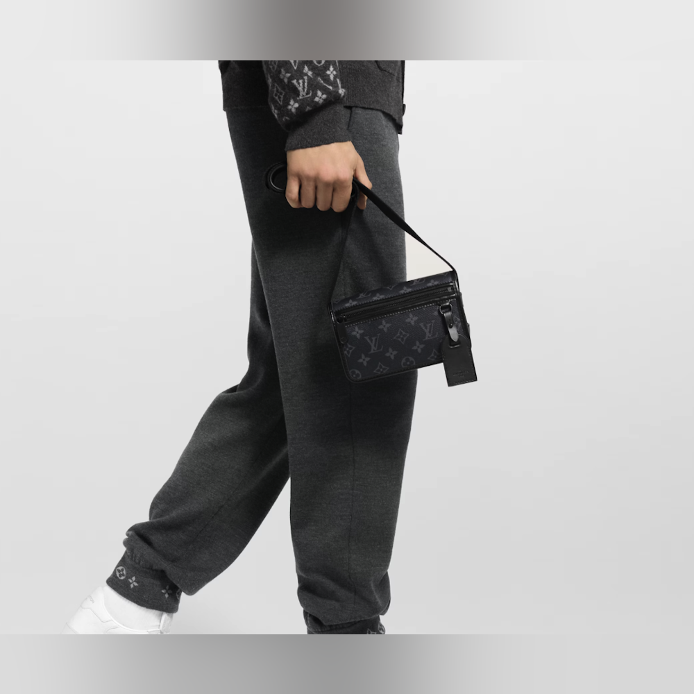 <p>調節可能なストラップにより、肩掛けや手持ちなど好みに合わせた持ち方が可能。シーンやスタイルに応じて柔軟に対応できる。</p>