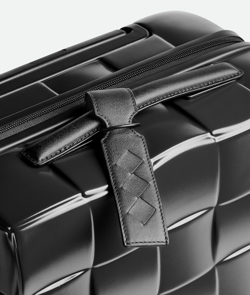 <p>イントレチャートレザーのタグホルダー（取り外し可能）がアクセントになっている。</p>