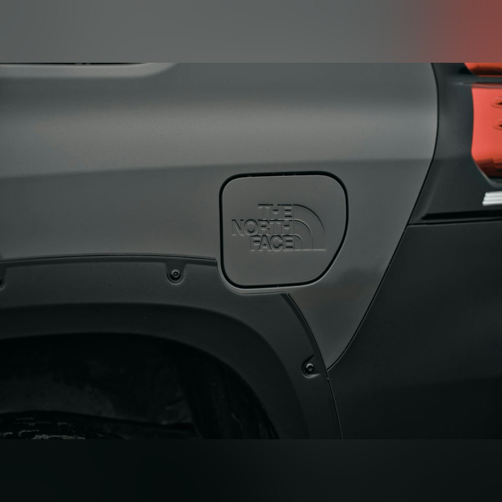 <p>給油口やマッドガードなどの細部にもTHE NORTH FACEロゴを配置。</p>