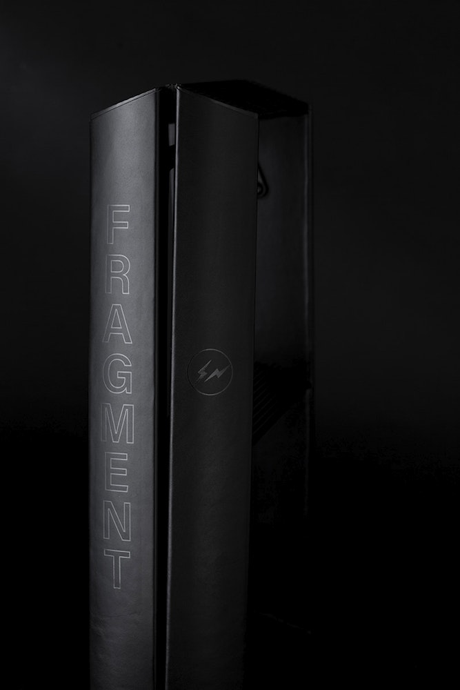 <p>第2弾はフラグメントロゴも黒で主張しすぎないデザイン。耐久性を保てるよう、試作を重ね1台1台職人が手作業で張ったレザー仕様。</p>