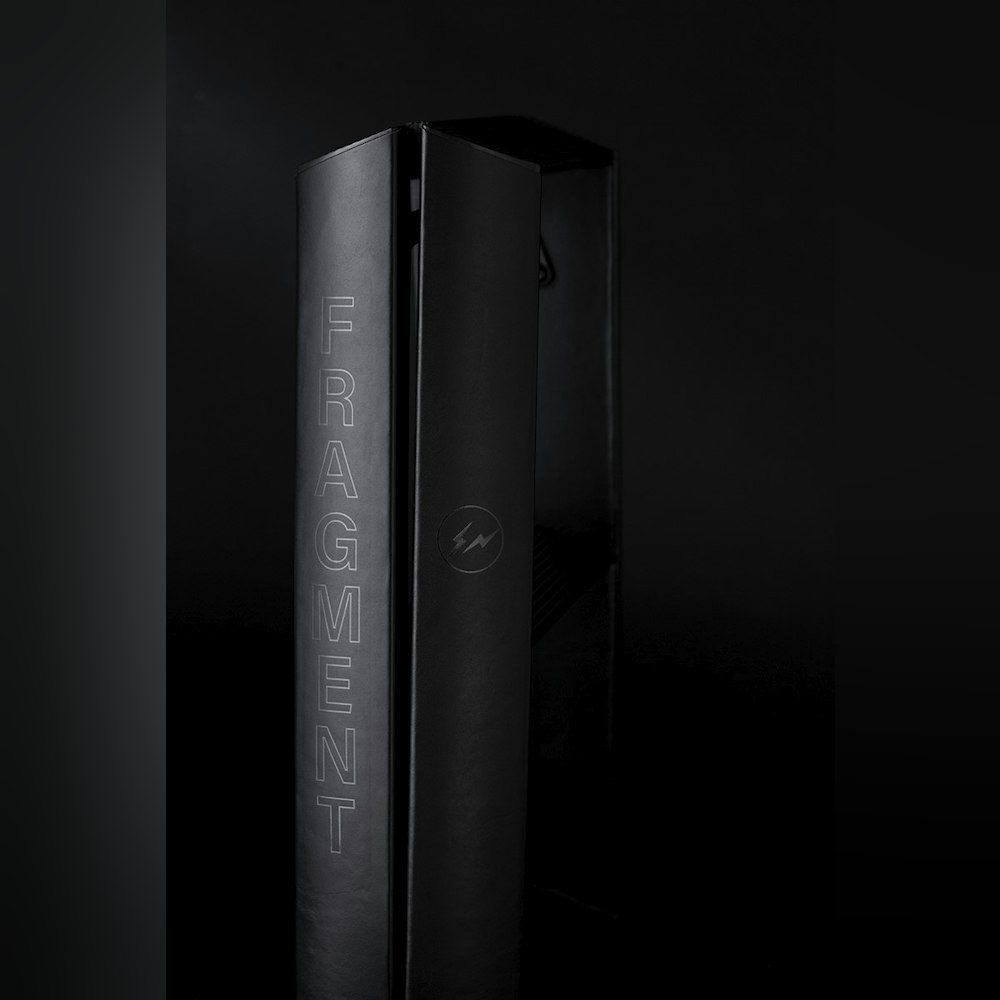 <p>第2弾はフラグメントロゴも黒で主張しすぎないデザイン。耐久性を保てるよう、試作を重ね1台1台職人が手作業で張ったレザー仕様。</p>