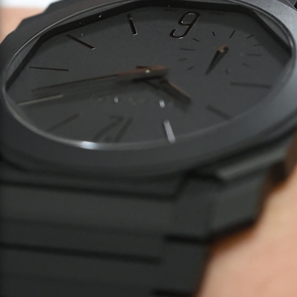 <p>サンドブラスト加工のチタニウム製ケースとブレスレットが、軽量でありながら耐久性を提供。</p>