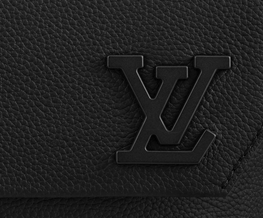 <p>23.5×18×7cmのサイズで、スマートフォンやコンパクトな財布、ノートやイヤホンなどの必需品を収納可能。日常使いに適したデザイン。</p>