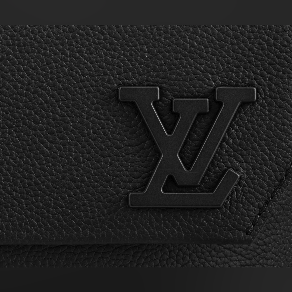 <p>23.5×18×7cmのサイズで、スマートフォンやコンパクトな財布、ノートやイヤホンなどの必需品を収納可能。日常使いに適したデザイン。</p>