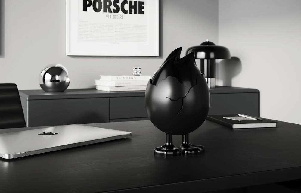 <p>再生素材を使った本体を、デスク向けの小型から最大90 cmの大型まで展開。飾る場所や用途に応じて選べる構成。</p>