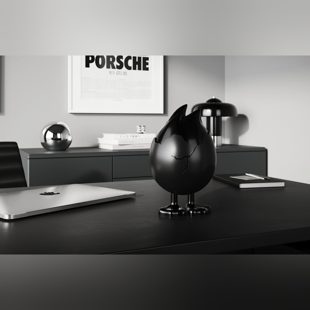 <p>再生素材を使った本体を、デスク向けの小型から最大90 cmの大型まで展開。飾る場所や用途に応じて選べる構成。</p>