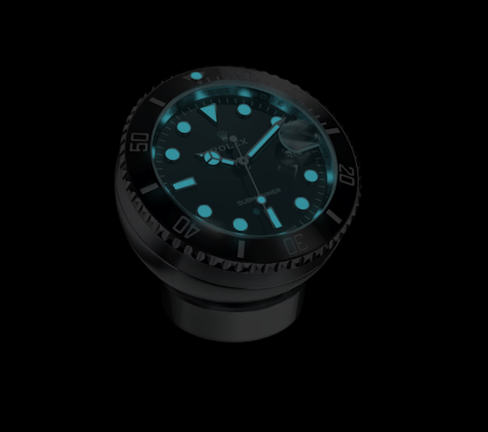 <p>クロマライトディスプレイが暗闇でブルーの光を放ち、夜間や暗い場所でも時刻を確認しやすい。</p>