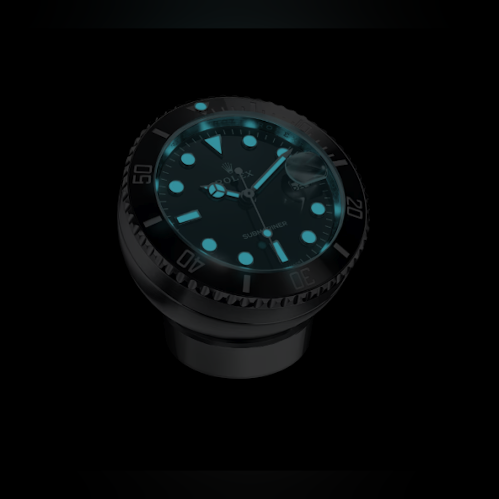 <p>クロマライトディスプレイが暗闇でブルーの光を放ち、夜間や暗い場所でも時刻を確認しやすい。</p>