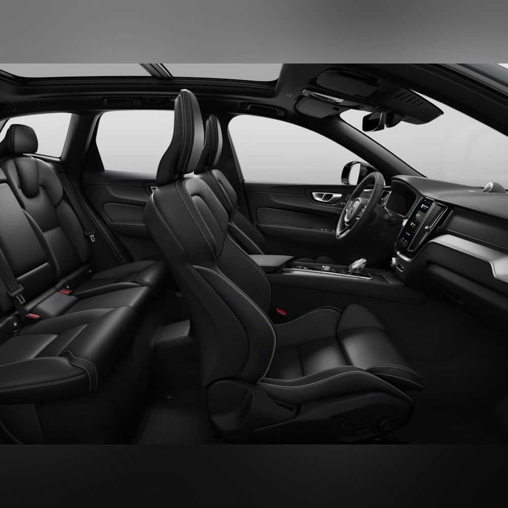 <p>リアシートを起こした状態での荷室容量は <strong>483リットル</strong>。日常使いの荷物や5人乗車時の手荷物を十分に収納可能。荷室の長さや幅も実寸で確保されており、大きめのスーツケース複数や買い物の荷物を積む際にも対応できる室内設計。静粛性・インテリアの質感も標準仕様で一定のレベルを保っており、長時間の移動でも疲労を軽減。</p>