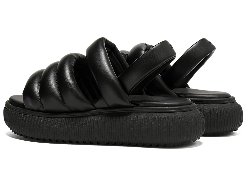 <p>サボテン由来のバイオ素材を使用したアッパーと、リサイクルPET素材24%を含む人工皮革のライニングを採用。環境に配慮した素材選びが特徴。</p>