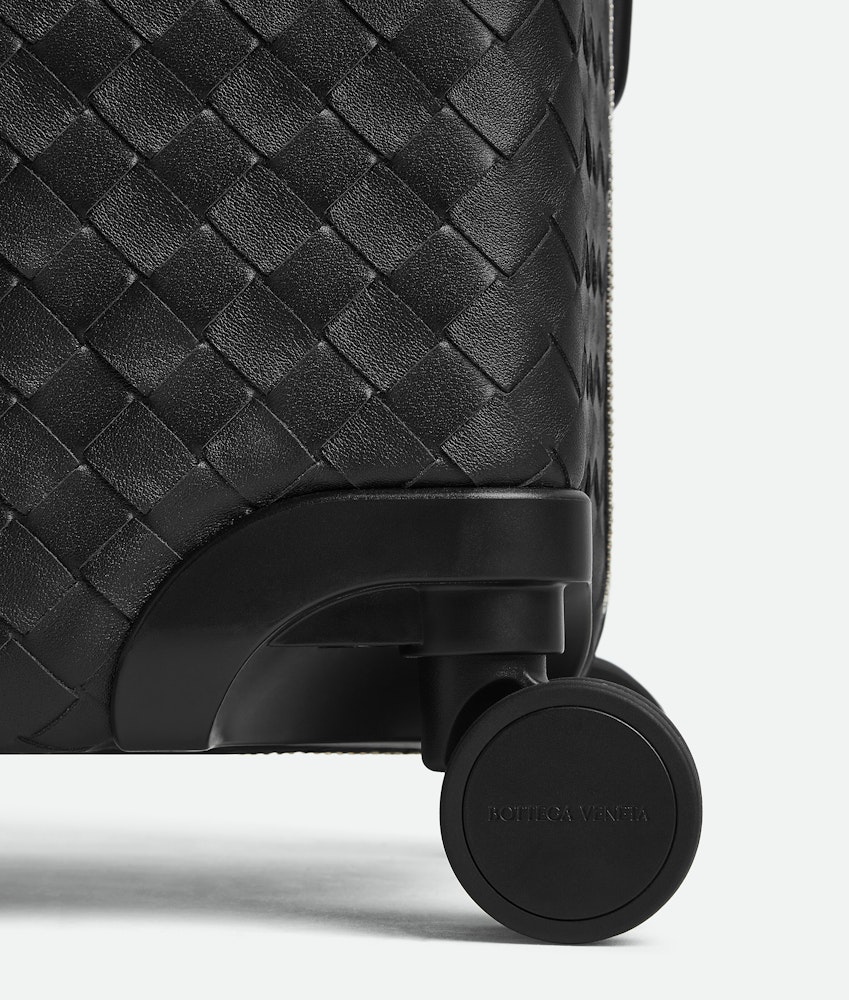 <p>360°回転する4輪と伸縮ハンドル、TSAロック付きファスナークロージャーなどスーツケースとしての便利で基本的な機能はもちろん備わっている。</p>