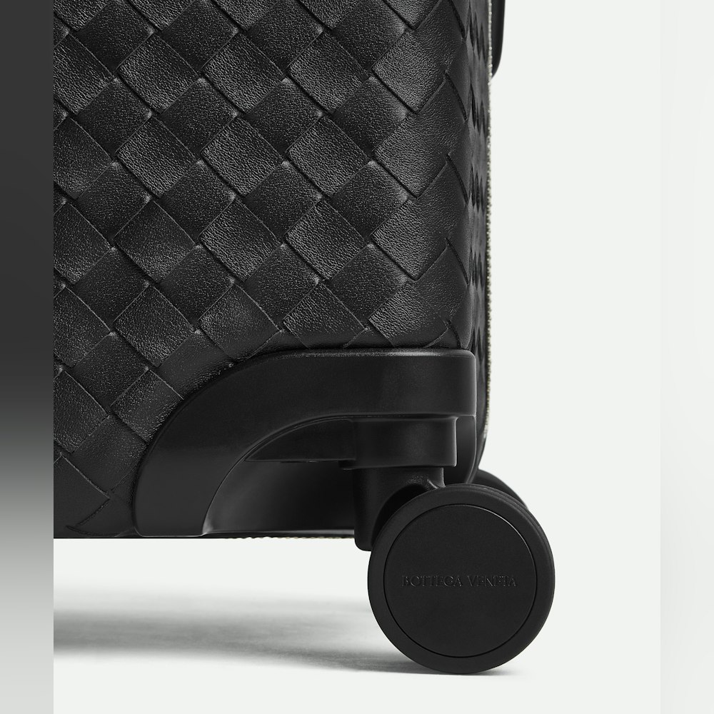 <p>360°回転する4輪と伸縮ハンドル、TSAロック付きファスナークロージャーなどスーツケースとしての便利で基本的な機能はもちろん備わっている。</p>