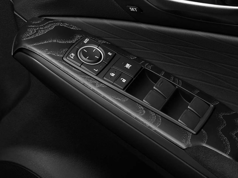 <p>パワーウインドゥスイッチベース部もアッシュ材を銀墨色に仕上げた専用デザイン。</p>