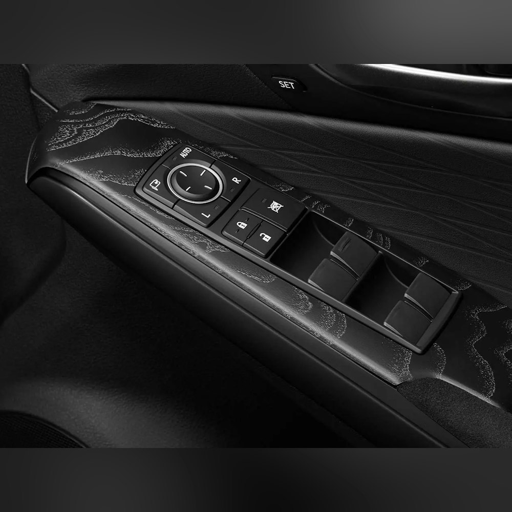 <p>パワーウインドゥスイッチベース部もアッシュ材を銀墨色に仕上げた専用デザイン。</p>