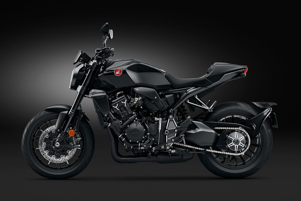 <p>燃料タンク、ラジエーターシュラウド、シートレール、スイングアーム、マフラー、エキゾーストパイプ、ホイールナットなど、車体各部をグラファイトブラックで統一したモデル構成。精緻なディテールが確認できる。</p>