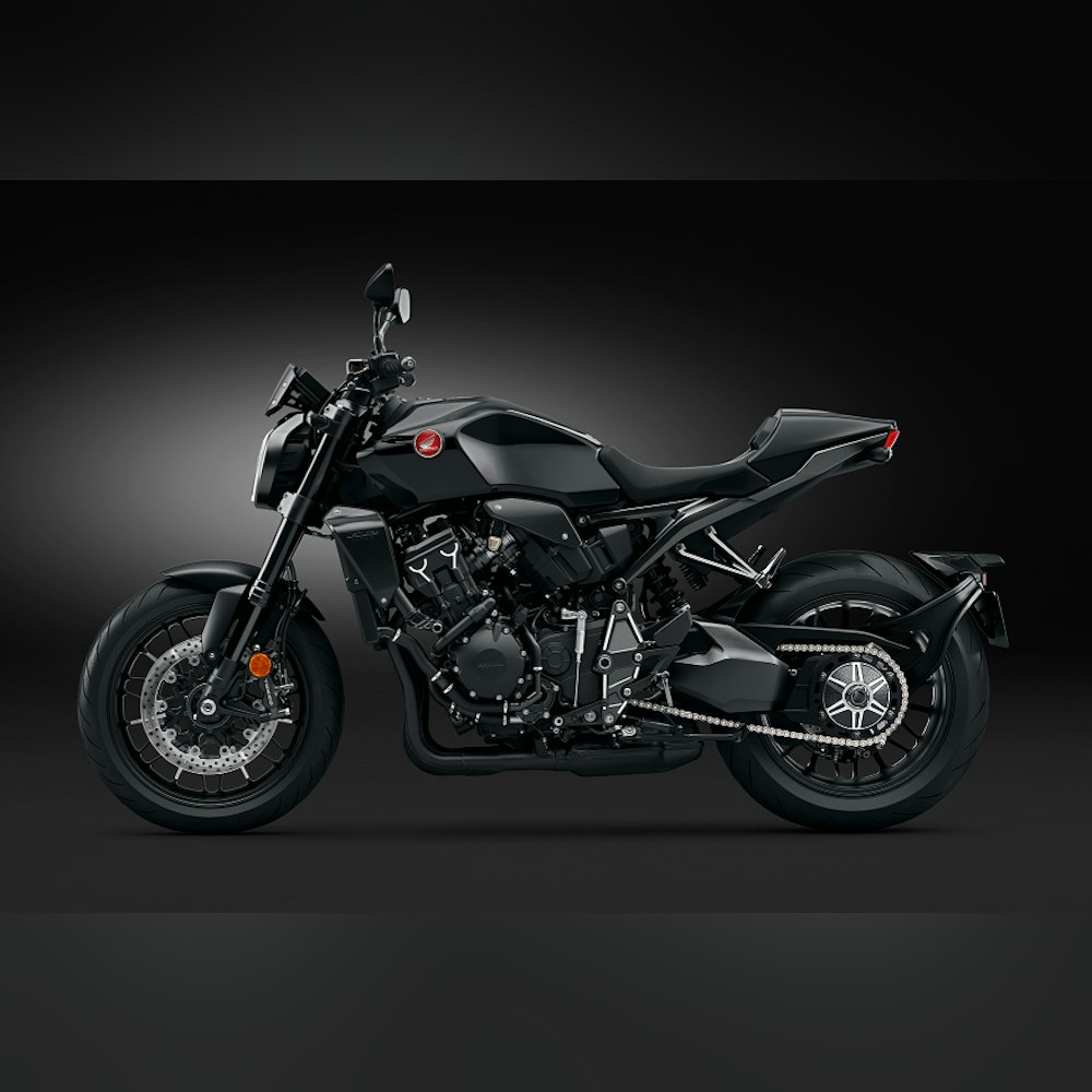 <p>燃料タンク、ラジエーターシュラウド、シートレール、スイングアーム、マフラー、エキゾーストパイプ、ホイールナットなど、車体各部をグラファイトブラックで統一したモデル構成。精緻なディテールが確認できる。</p>