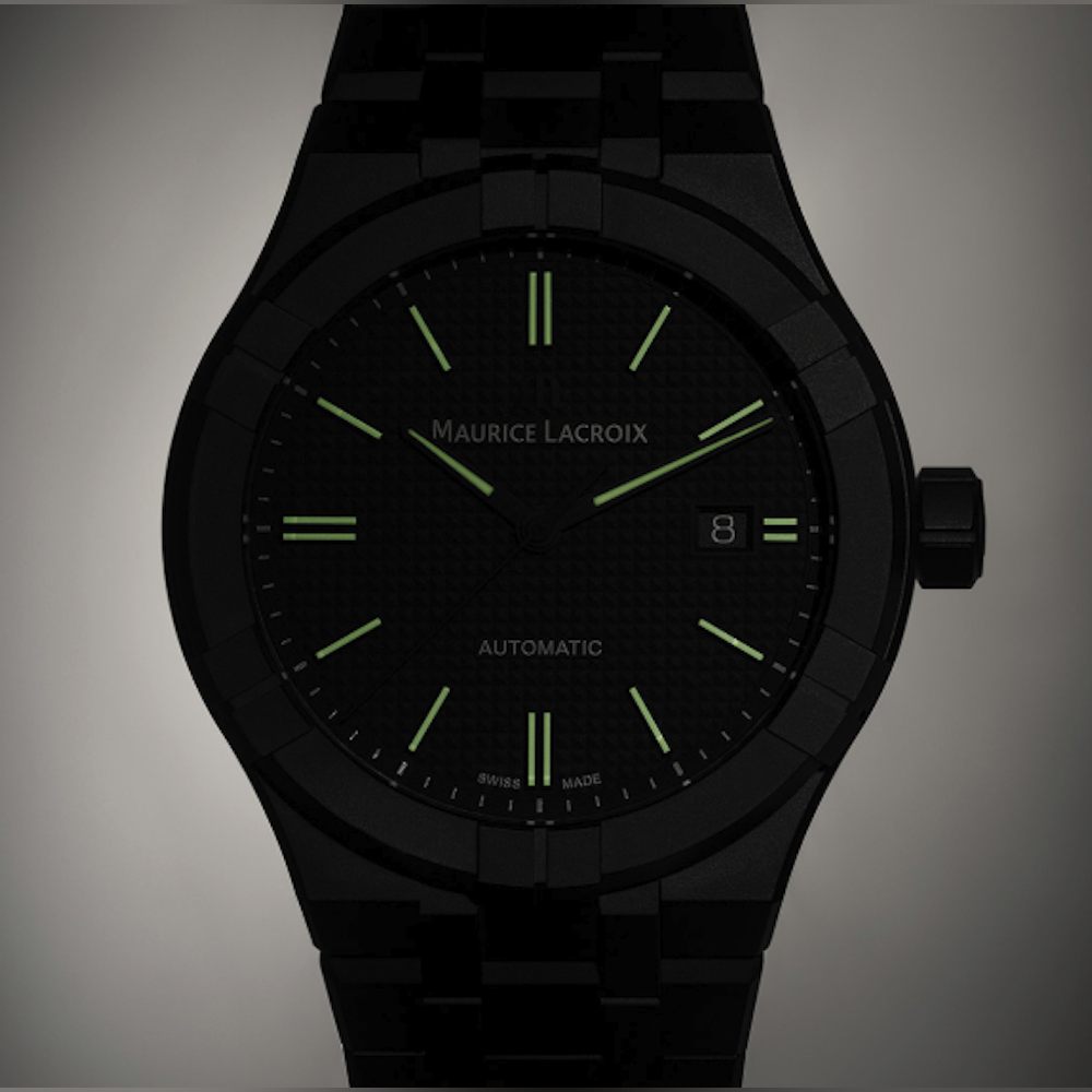 <p>ブラックの Clous de Paris 模様ダイヤルに、ブラックのインデックスおよび針(白い Super-LumiNova 塗布)を装備。3時位置に日付表示。夜間・暗所での視認性を確保。ベゼルにはアイコンモデル特有の六つの“クロー”デザイン。秒針も黒めプレート。視覚的な統一感と機能性を併せ持つ仕様。</p>