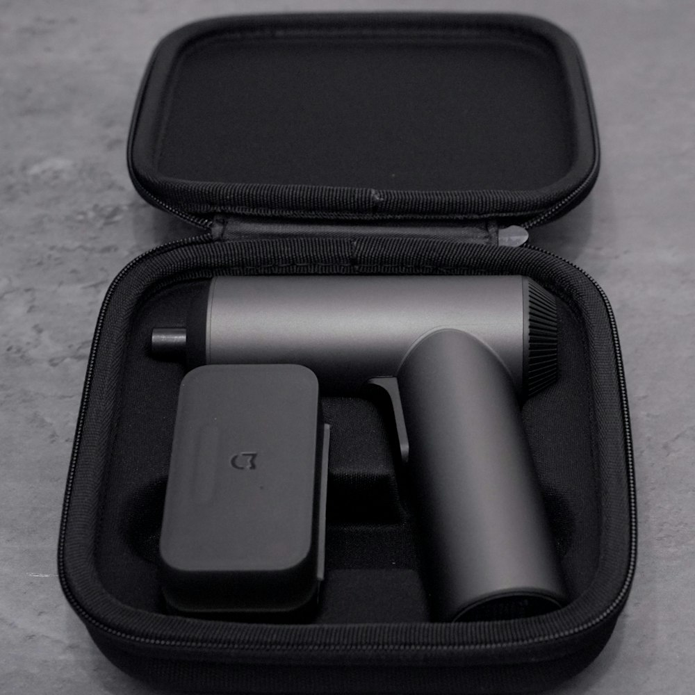 <p>専用ハードケース付きで、収納や持ち運びも簡単。ヘッドホンケースのようなサイズ感。</p>