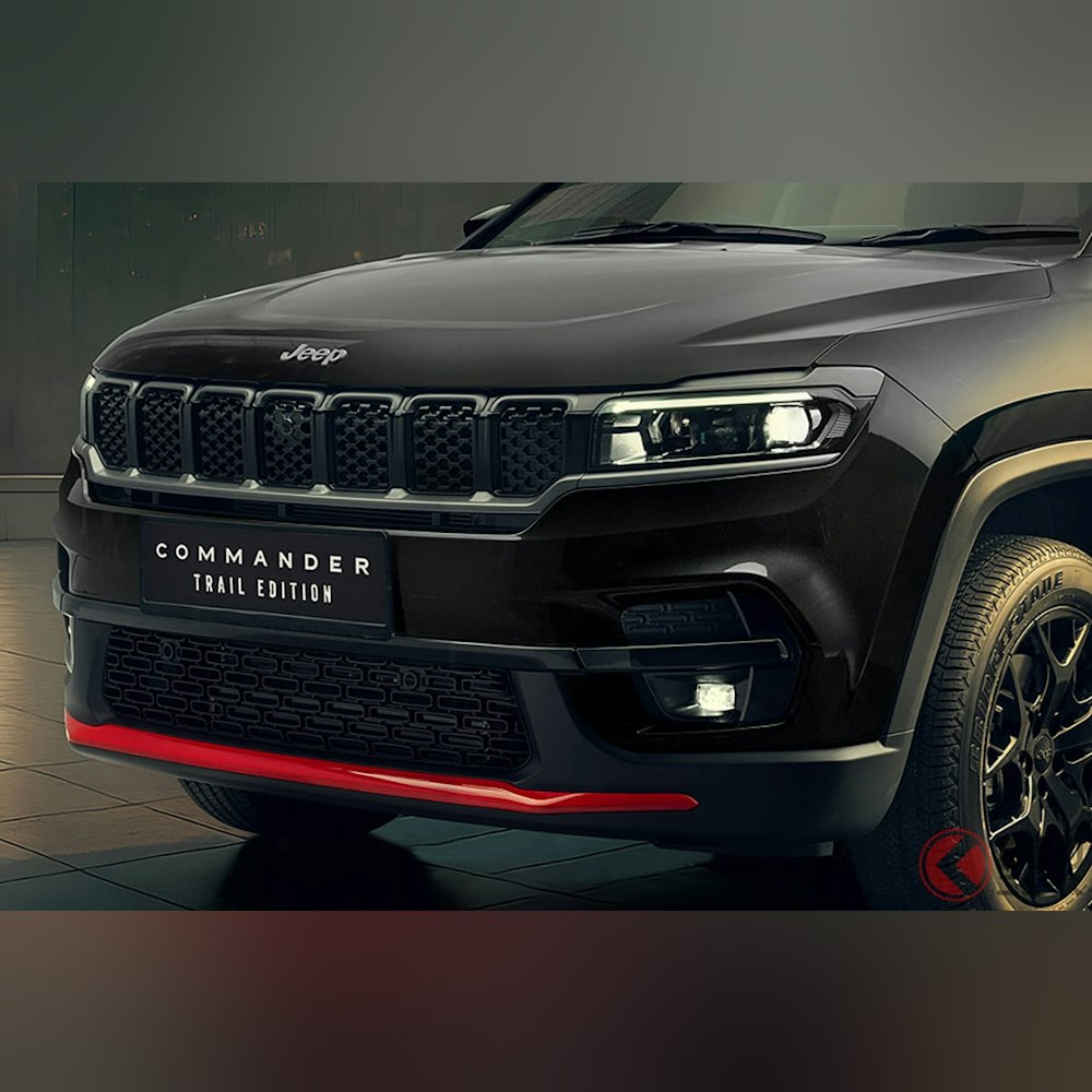 <p>Jeep®伝統の7スロットグリルとLEDヘッドライトが、洗練されたエクステリアデザインを演出。都市の街並みにも自然の中にも溶け込むスタイル。</p>
