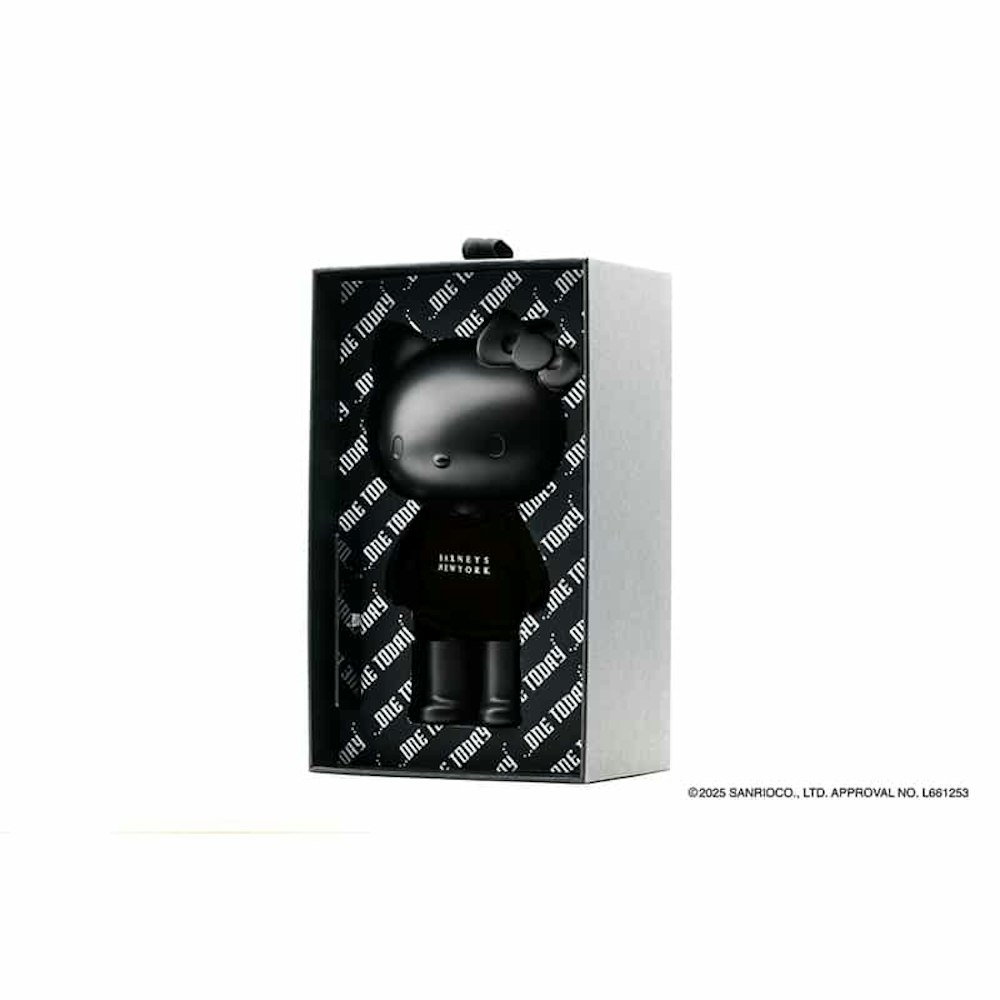 <p>2025年5月28日にバーニーズ ニューヨーク各店およびオンラインストアにて世界先行発売。旗艦店は5月29日より販売開始、オンラインではロゴ入りウェアバージョンのみ取り扱い。購入に制限あり（店舗では抽選・上限点数あり）。</p>