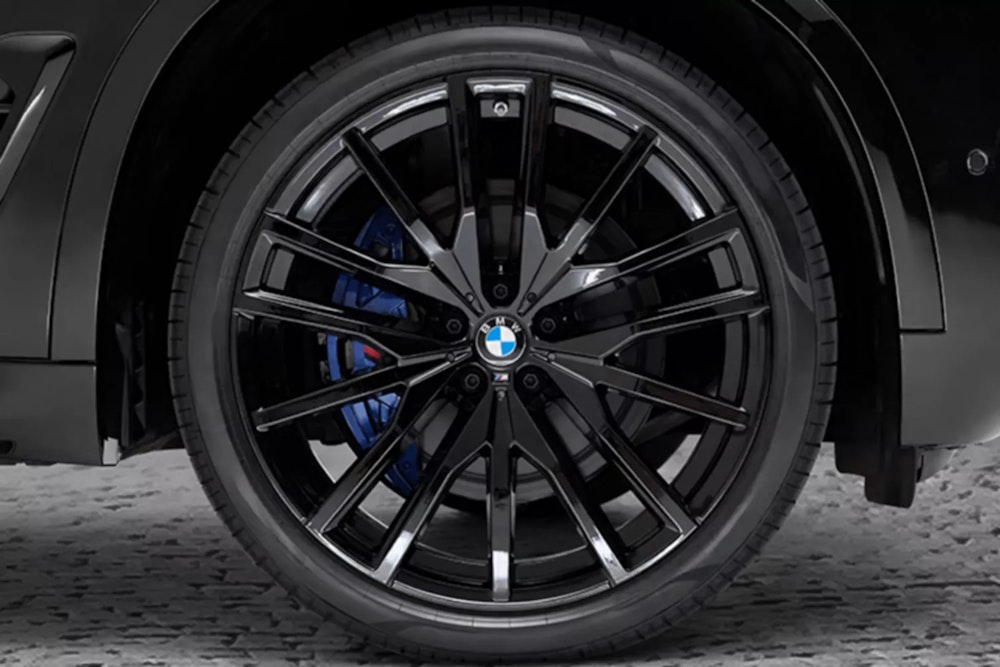 <p>ブラック・キドニー・グリルと22インチのオール・ブラック・ホイールが、精悍なフロントフェイスを演出。都市の夜景にも映えるデザイン。</p>