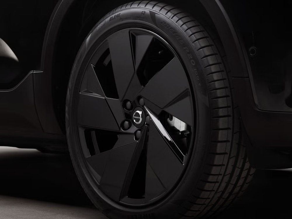 <p>EX40 Black Edition はオニキスブラックのボディカラーを採用。フロントのアイアンマークとリアバッジもブラックアウトされ、統一感ある外観を形成。20インチのハイグロスブラックホイールを標準装備。</p>