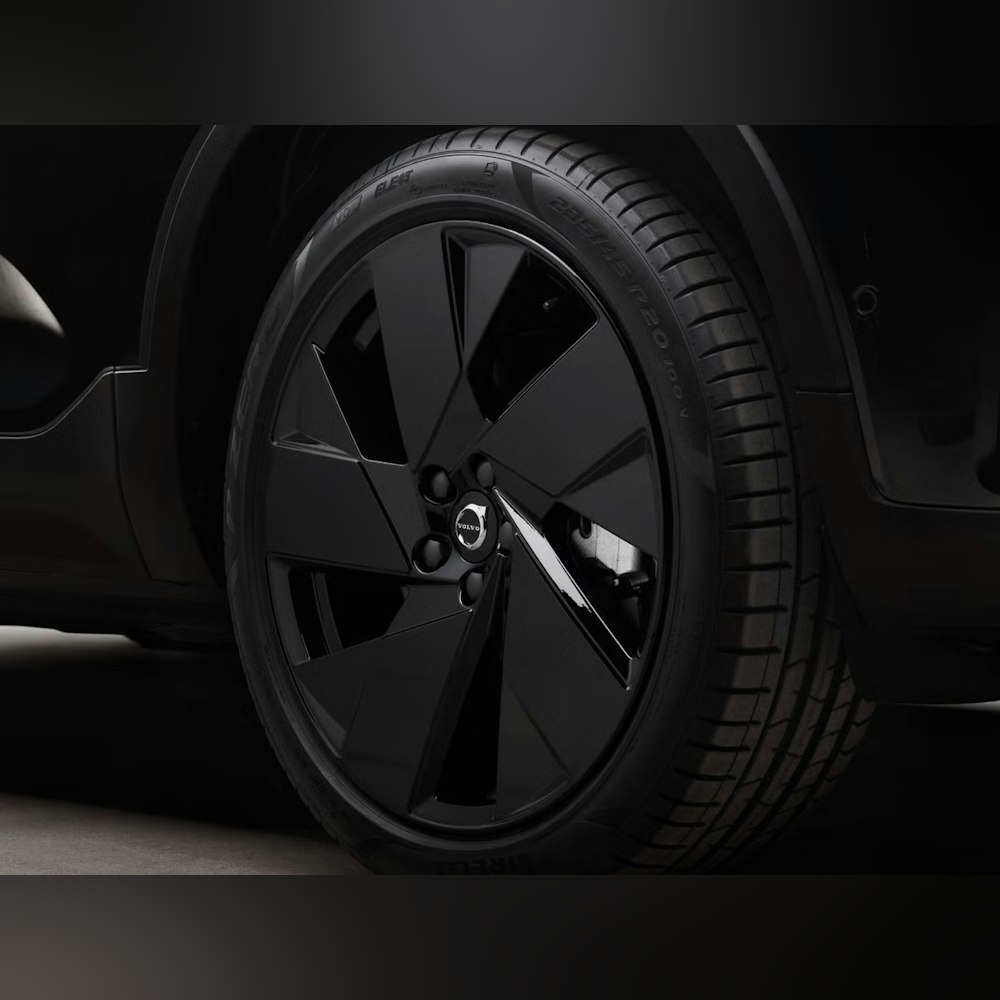 <p>EX40 Black Edition はオニキスブラックのボディカラーを採用。フロントのアイアンマークとリアバッジもブラックアウトされ、統一感ある外観を形成。20インチのハイグロスブラックホイールを標準装備。</p>