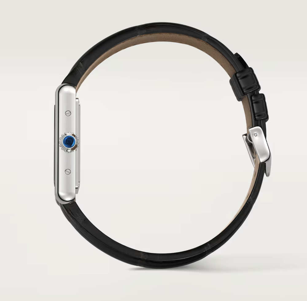 <p>ブラックアリゲーターストラップを採用。調整可能なバックル仕様で日常の着脱が容易。革の質感はフォーマルシーンに適し、日常の外出時にも自然に使用可能。</p>