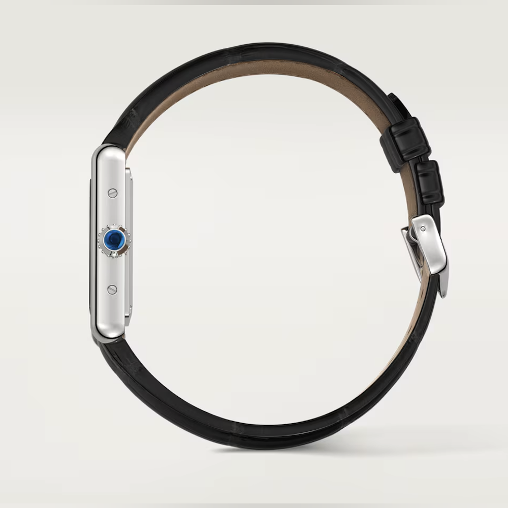 <p>ブラックアリゲーターストラップを採用。調整可能なバックル仕様で日常の着脱が容易。革の質感はフォーマルシーンに適し、日常の外出時にも自然に使用可能。</p>