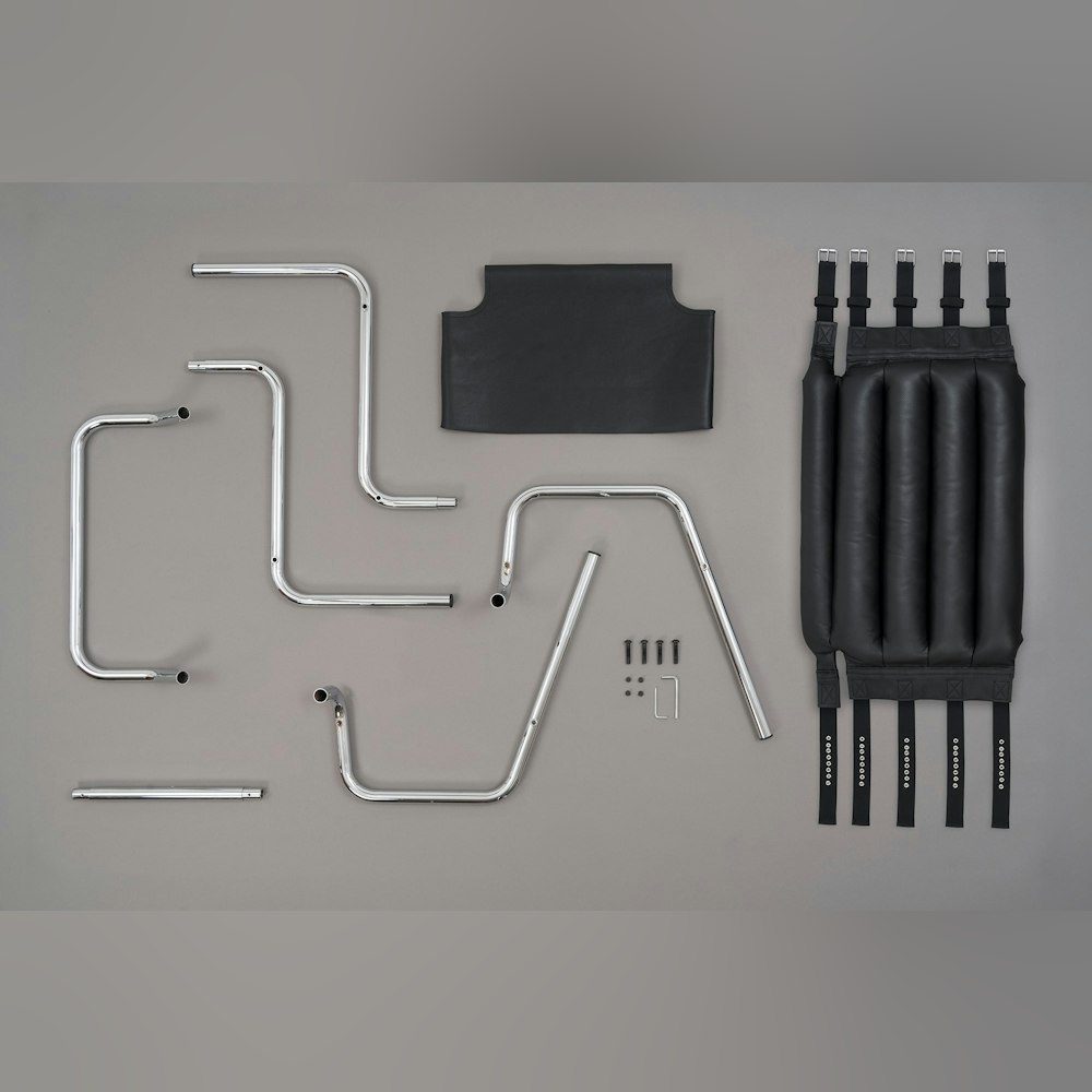 <p>1973年にGiorgio Armaniショールーム向けにMarcello Minaleが初回デザイン。組み立ては8本のネジで簡単、フラットパック梱包で搬送も容易。</p>