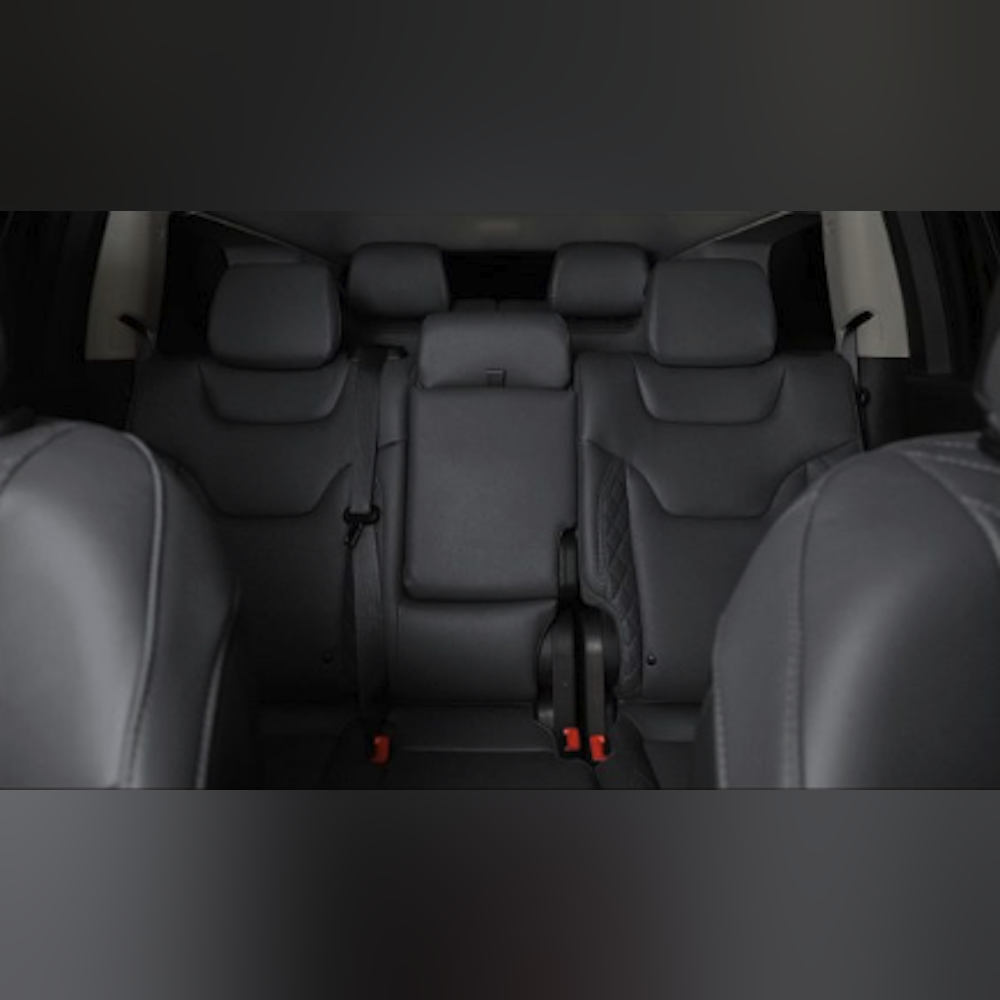 <p>3列シートで7名乗車可能な広々としたインテリア。家族や友人との長距離ドライブも快適に楽しめる空間設計。</p>