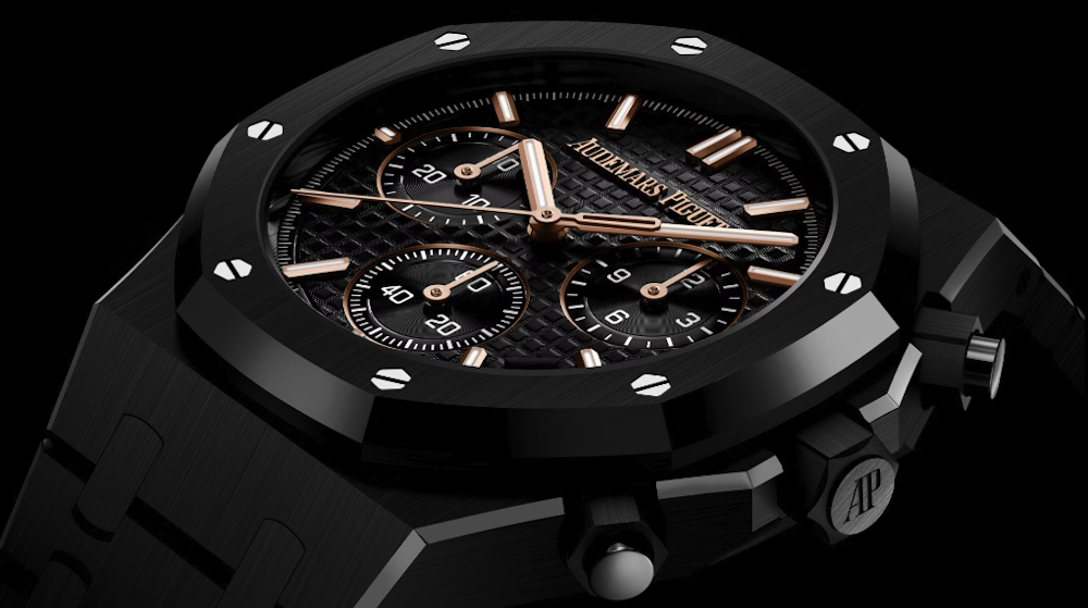 <p>サファイアクリスタルの裏蓋により、自動巻Calibre 4401のフライバック・クロノグラフ機構とムーブメントの精緻な構造を視認可能。70時間パワーリザーブを備える。</p>