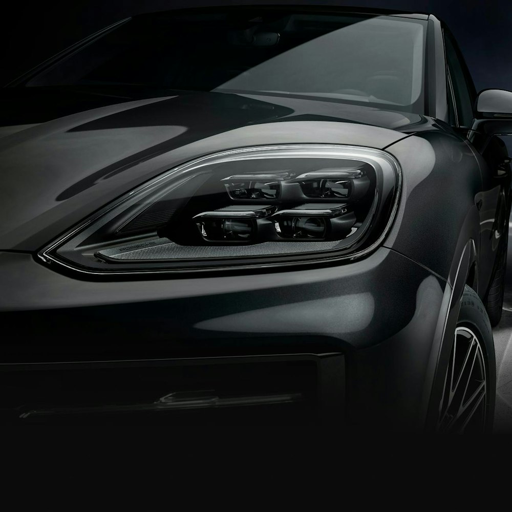 <p>64,000ピクセルを超える高解像度のHDマトリクスLEDメインヘッドライト。特別にデザインされたブラック (ハイグロス) のインテリア コンポーネント。</p>
