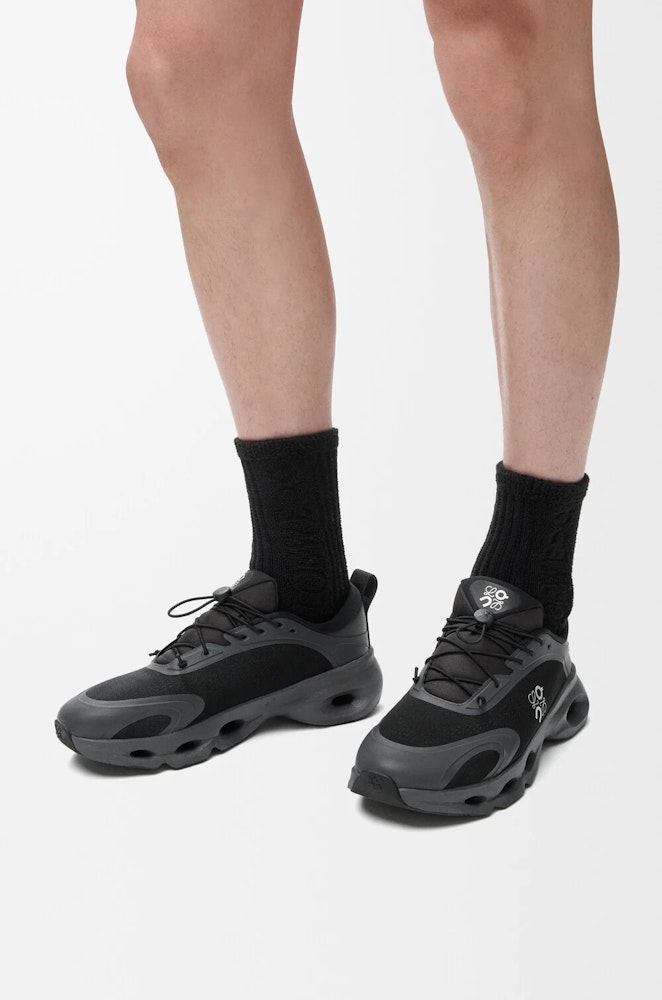 <p>サイズは小さめの設計。快適な着用感を得るため、通常よりワンサイズ大きめの選択が推奨されている（サイズガイド参照）。</p>