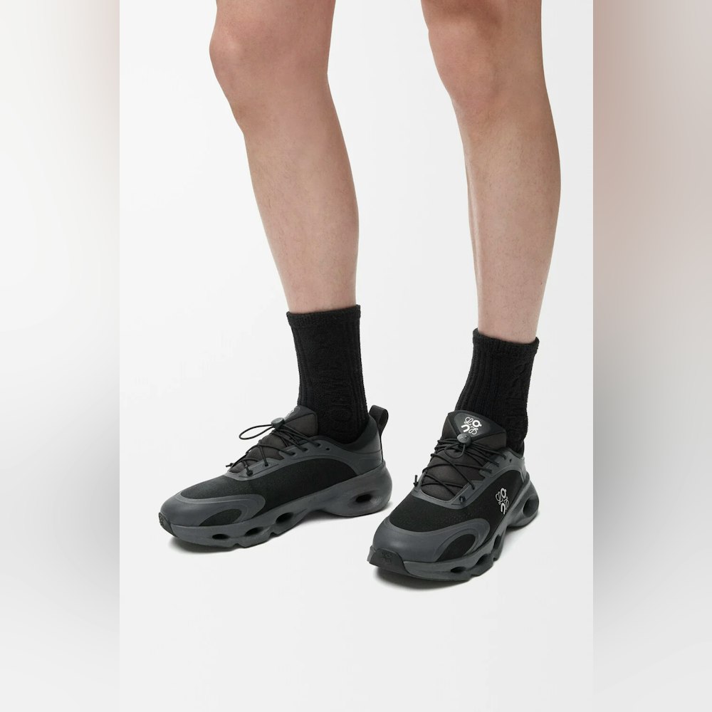 <p>サイズは小さめの設計。快適な着用感を得るため、通常よりワンサイズ大きめの選択が推奨されている(サイズガイド参照)。</p>