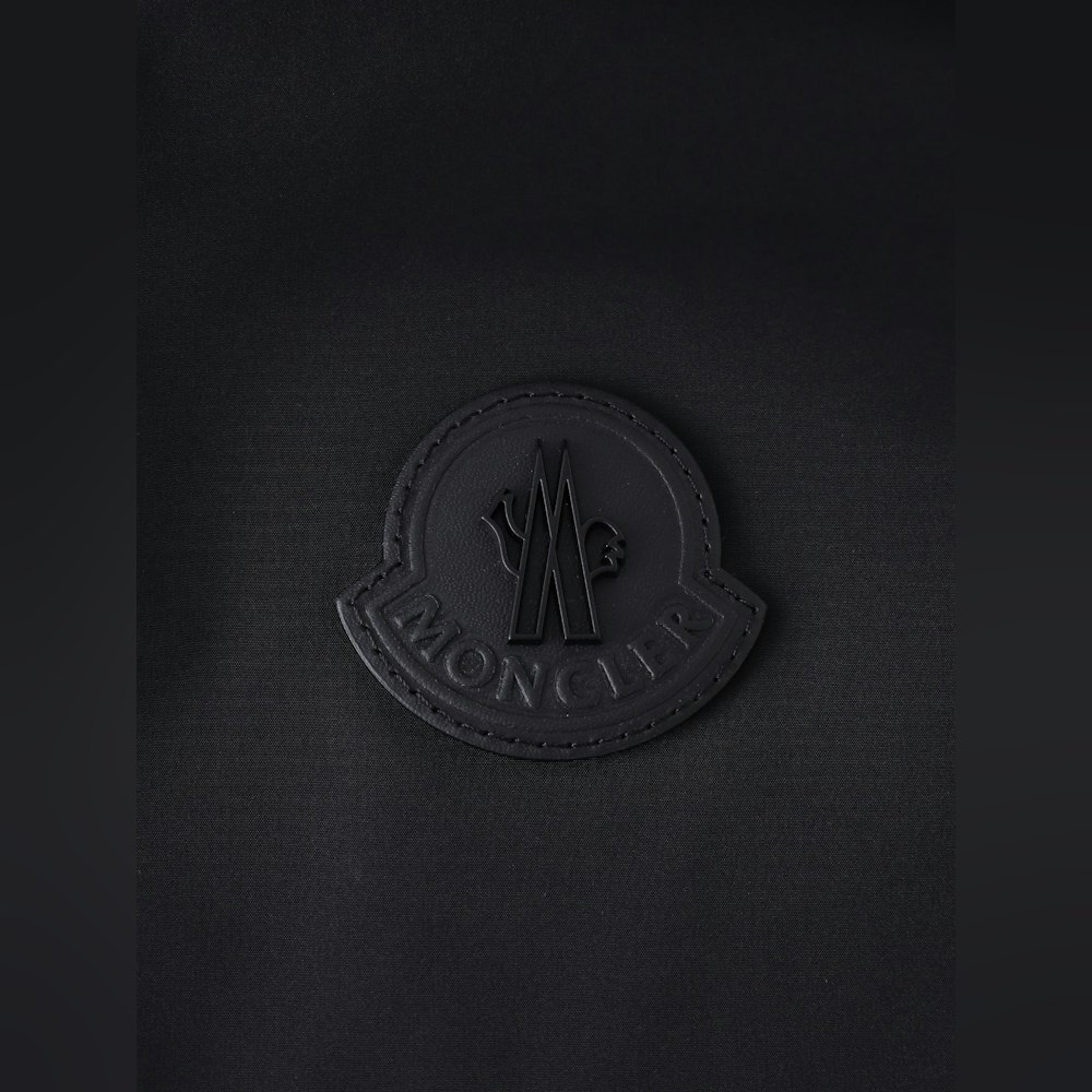 <p>ブラックカラーは世界でロンハーマン限定展開。特別感のある一着で、他と差をつけるスタイルを実現。</p>