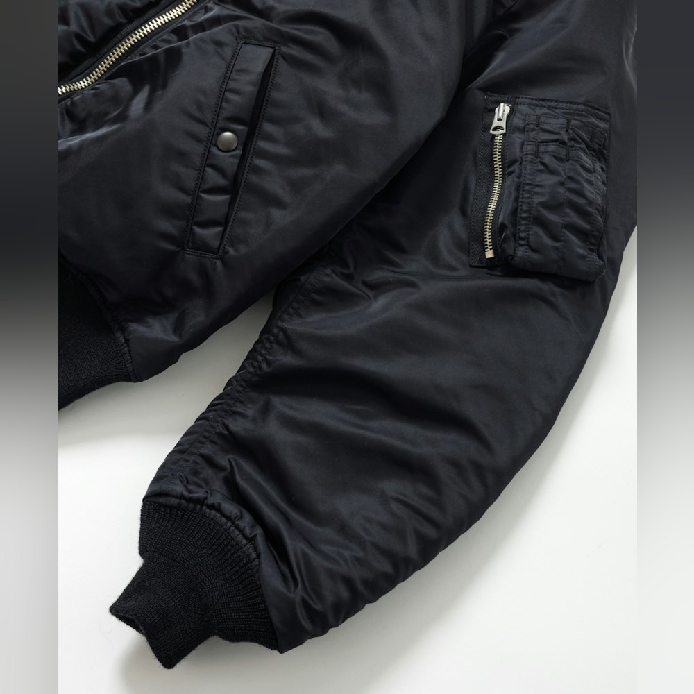 <p>生地には耐久性のある66ナイロン、中綿にはリサイクル素材とウールモッサ端材を採用。袖リブは希少織機によるウール100%チューブリブで、快適な着用感と環境への配慮を両立。</p>