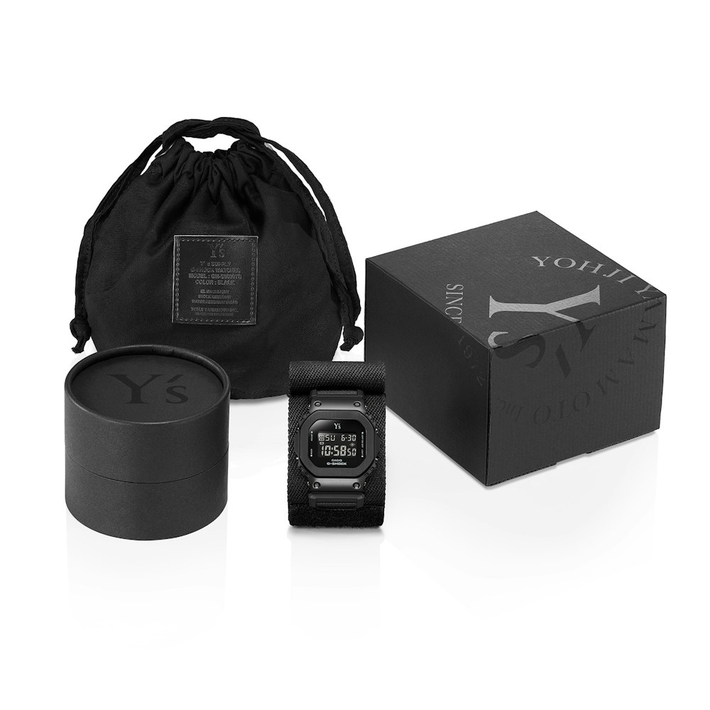 <p>Y’sロゴ入りの文字盤と裏蓋、ブラックで統一されたパッケージ、専用ドローストリングバッグが付属。2023年に数量限定で国内外の一部店舗とオンラインで発売された。</p>