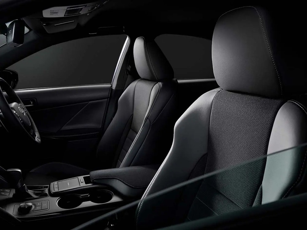 <p>インテリアには銀墨ブラックのステアリングとウルトラスエードのシートを採用。ブラック基調のカラーコーディネートで統一感を演出。</p>