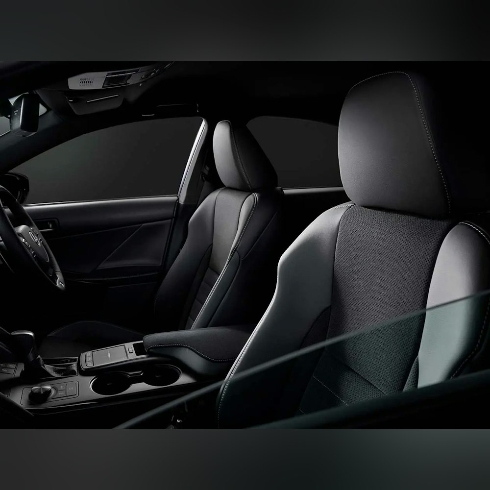 <p>インテリアには銀墨ブラックのステアリングとウルトラスエードのシートを採用。ブラック基調のカラーコーディネートで統一感を演出。</p>