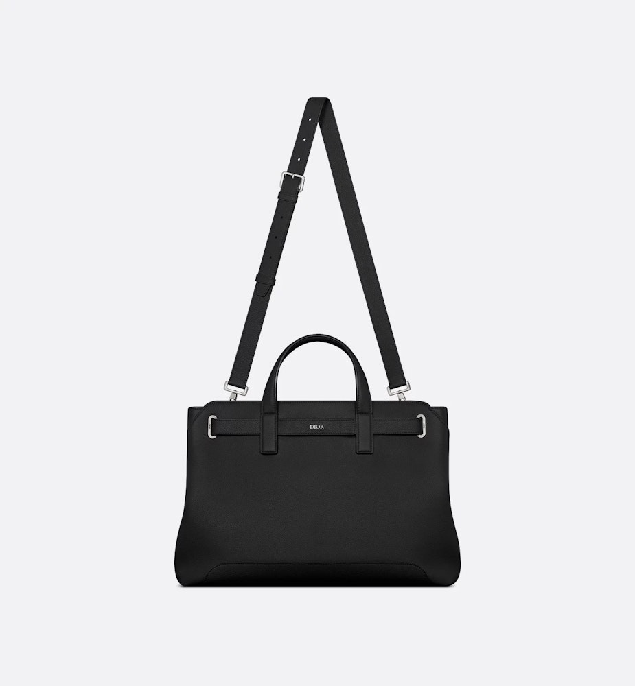 <p>調節・取り外し可能なレザーストラップ付きで、ハンドバッグやショルダーバッグとして使用可能なミディアムサイズのトートバッグ。</p>