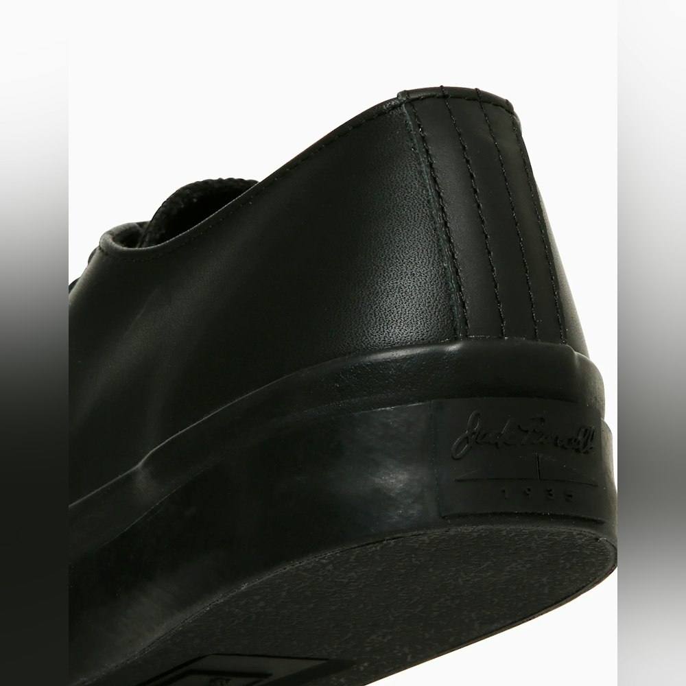 <p>70年代モデル由来のデザイン要素を採用:かかとの4本ステッチ、内外で長さが異なるトゥガード、サイドステッチなど。オーセンティックな意匠により、ファッションとしての個性を際立たせる。</p>